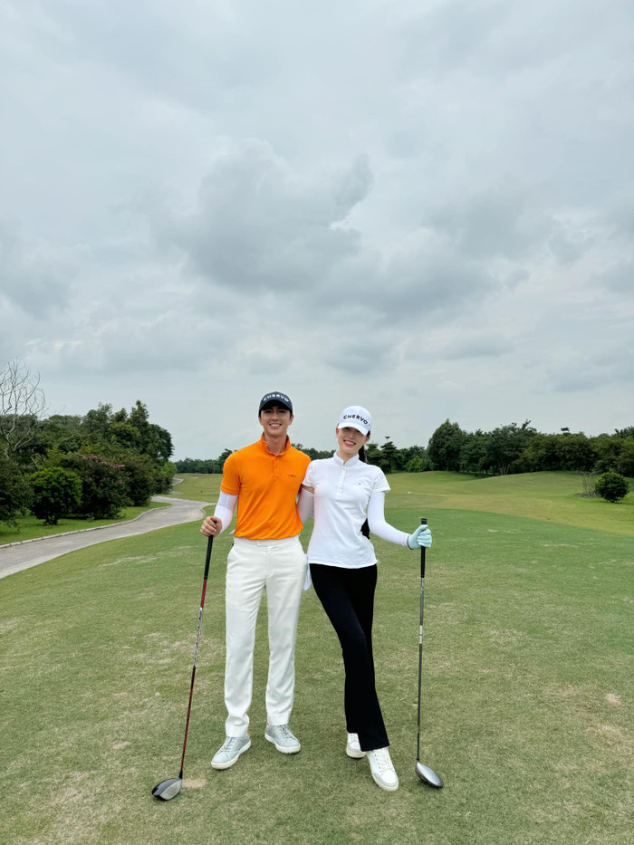 Vợ chồng Bình An và Phương Nga có niềm đam mê với đánh golf, thường xuyên đạt được những giải thưởng ấn tượng. (Ảnh: FBNV) 
