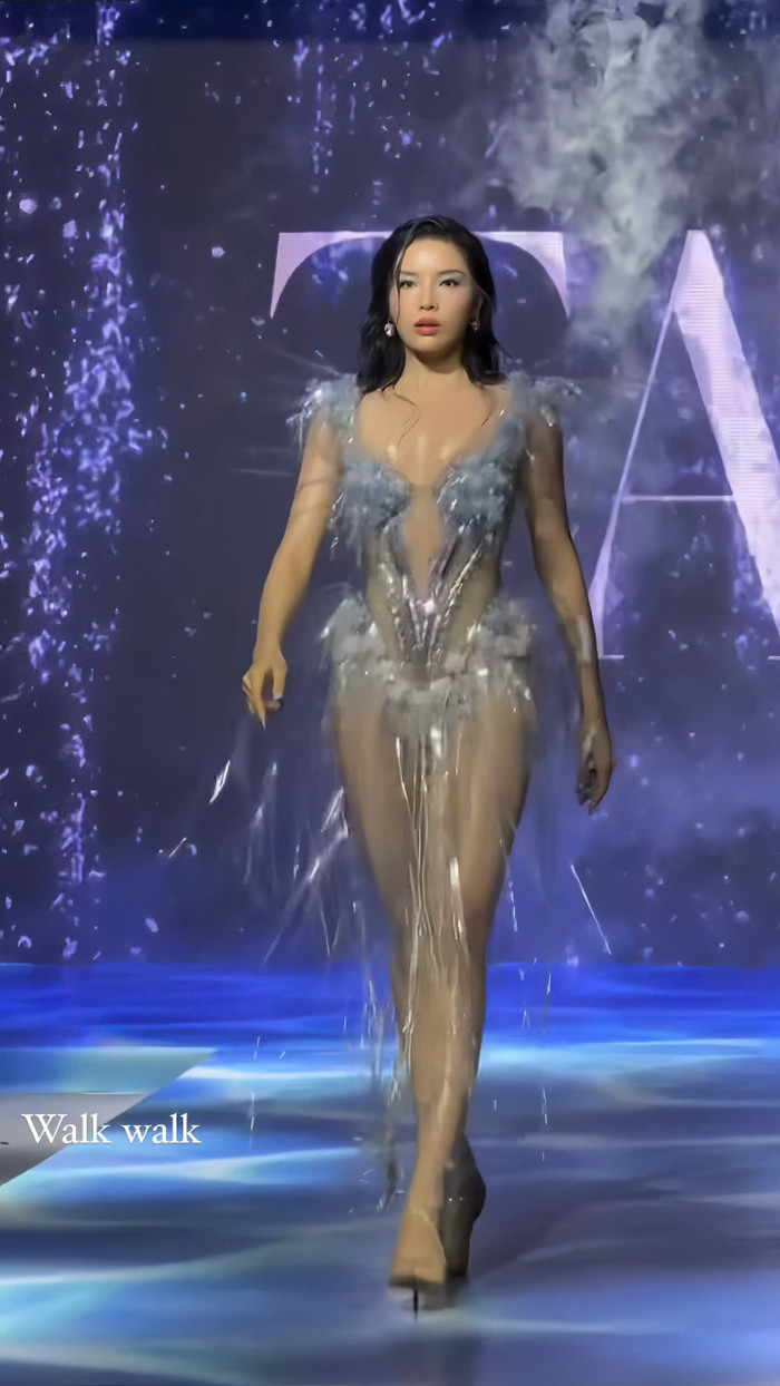 Một số khán giả bình luận khoảnh khắc mất điểm của Hoa hậu Kỳ Duyên: “Chưa thấy siêu mẫu nào xử lí lúc catwalk như Kỳ Duyên”, “Em nhớ cách mà ngày xưa catwalk quá”, “Sao xu quá vậy”, “Kỳ Duyên thọc tay vào gỡ chùm tua rua ra vậy luôn đó hả?”,…