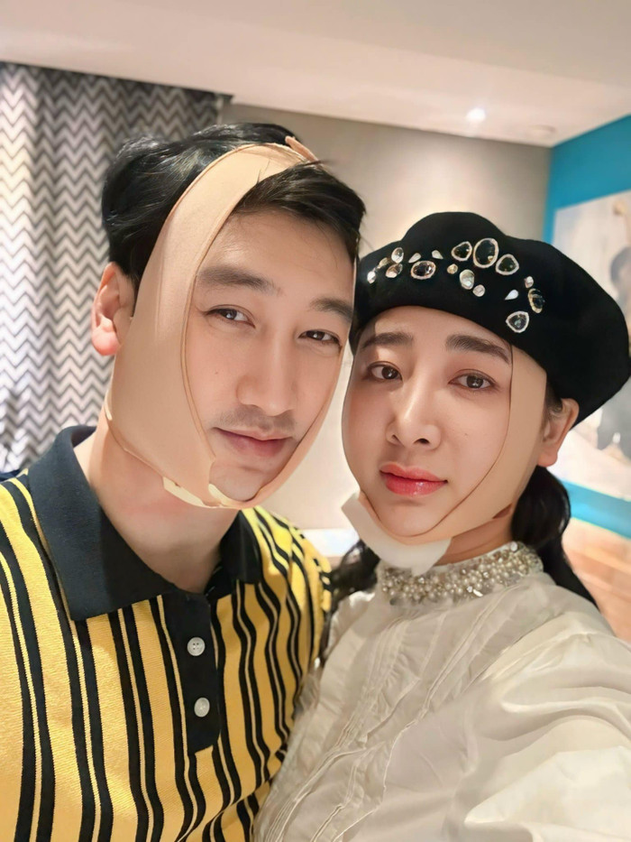 Ngọc Quỳnh và bạn gái đi phẫu thuật thẩm mỹ hồi tháng 10. (Ảnh FBNV)