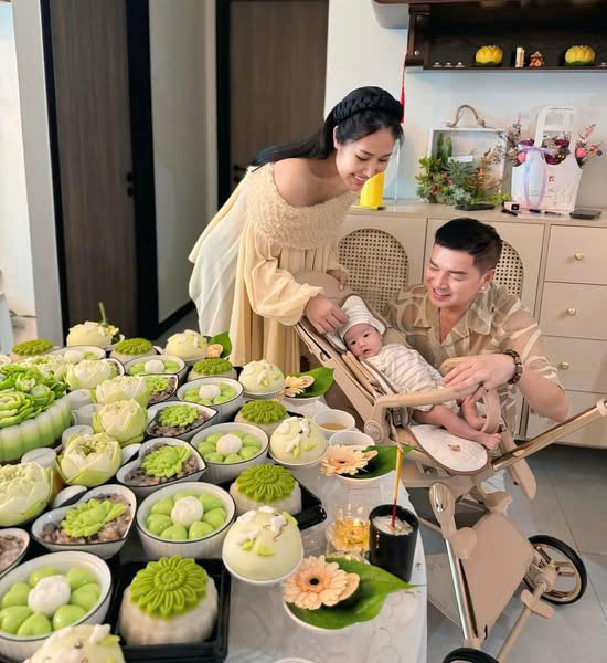 Quang Minh và bạn gái vừa mừng con trai tròn 1 tháng tuổi. (Ảnh FBNV)