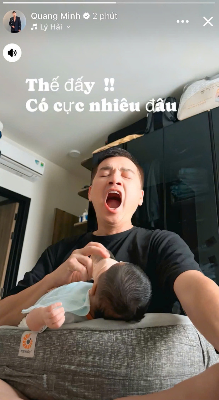 Nghệ sĩ Quang Minh vừa cho con 'măm sữa' vừa ngáp ngắn ngáp dài vì thiếu ngủ. (Ảnh FBNV)