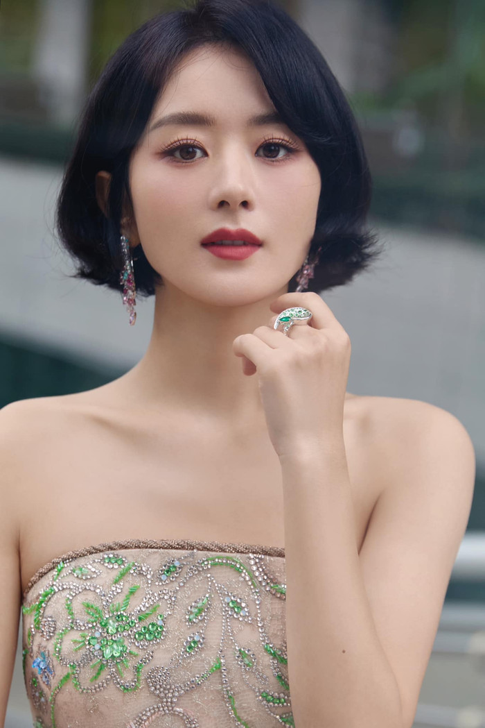 Xét trên cả phương diện ngoại hình lẫn sự nghiệp, Triệu Lệ Dĩnh đều dễ dàng lấn át tình mới Phùng Thiệu Phong. 