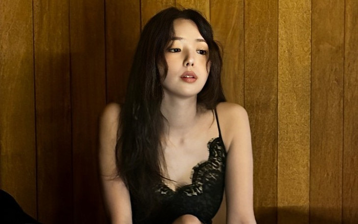 Nữ chính When the Phone Rings diện nội y khoe dáng căng đét Ảnh 2