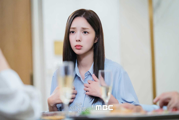 Phong cách thanh lịch, kín đáo của Chae Soo Bin trong When The Phone Rings. 