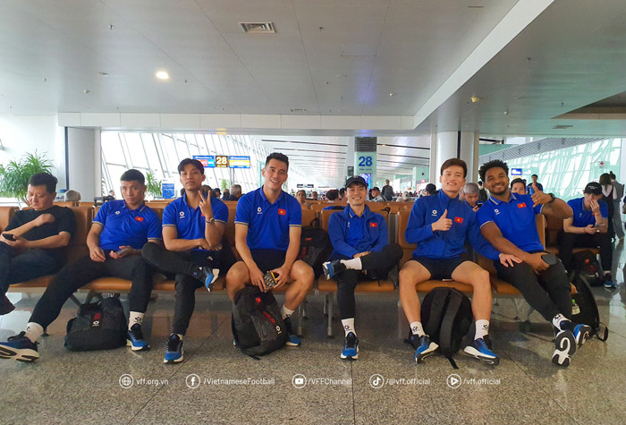 Tiền đạo Nguyễn Xuân Son và các thành viên tuyển Việt Nam sang Lào vào sáng nay. Ảnh: VFF