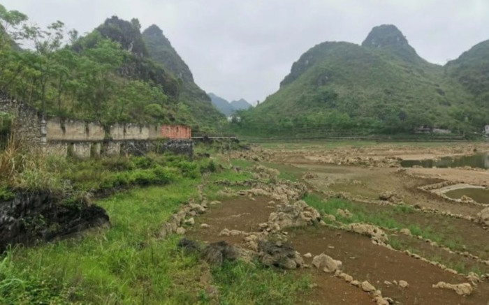 Sau tiếng nổ vang trời, hồ nước trăm mẫu đột ngột cạn khô khiến dân làng ngỡ ngàng Ảnh 2