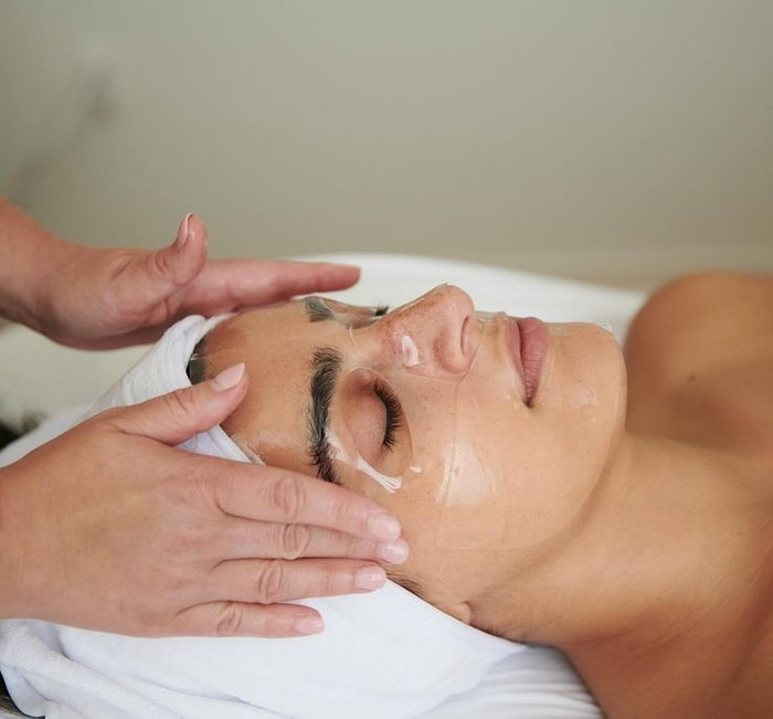 Phương pháp này đặc biệt hữu ích cho những ai sở hữu làn da khô hoặc sống trong môi trường khô hanh như phòng máy lạnh hoặc khí hậu lạnh giá.