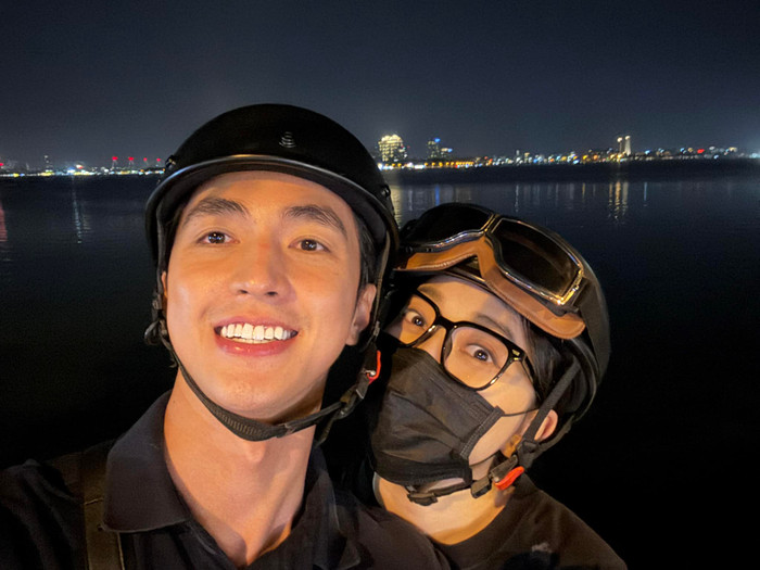 Cặp đôi thoải mái chia sẻ khoảnh khắc ngọt ngào bên nhau. Ảnh; FBNV