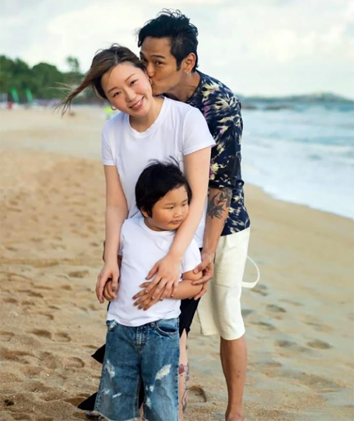 Nam ca sĩ 62 tuổi gây sốc khi cởi quần trên sân khấu, phản ứng của khán giả mới gây bất ngờ Ảnh 4