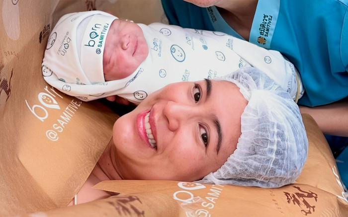 Nữ diễn viên đình đám thông báo hạ sinh Rồng con ở tuổi U50, được chồng trẻ quấn quýt không rời Ảnh 2