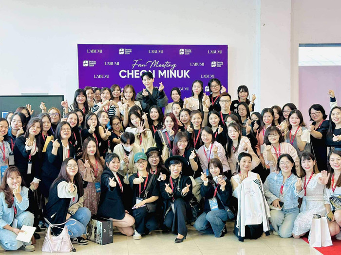 Minuk chụp ảnh cùng đông đảo người hâm mộ tại fanmeeting đầu tiên ở thành phố Hà Nội. Ảnh: FC Minuk