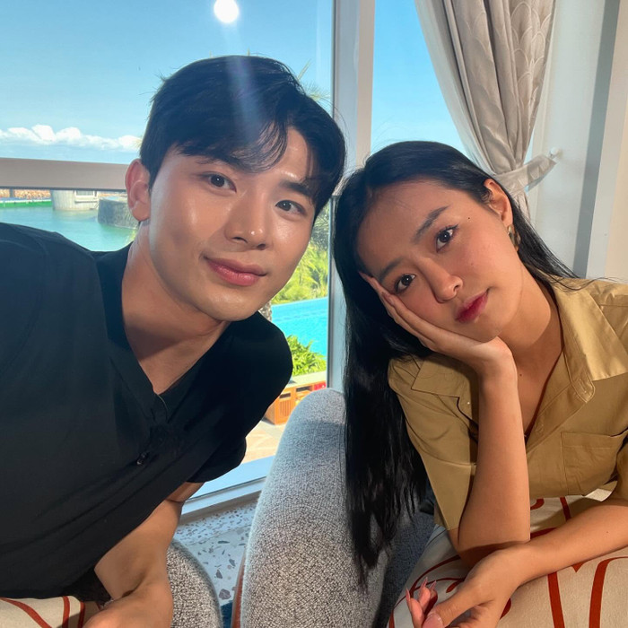 Minuk và Bùi Khánh Linh duy trì mối quan hệ tốt đẹp. Cả hai luôn ủng hộ, hỗ trợ lẫn nhau trong công việc. Ảnh: FBNV