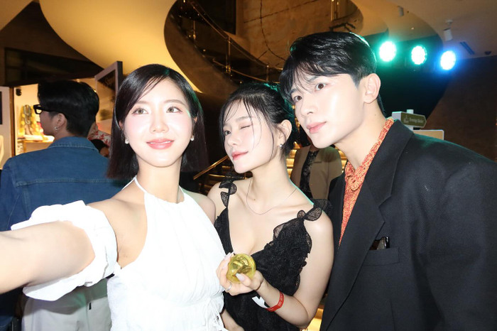 Minuk, Rayeon, Hooyeon khá 'đắt show' tại Việt Nam sau khi kết thúc hành trình tại Đảo Thiên Đường. Ảnh: FBNV