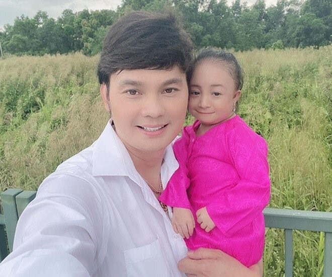 NSƯT Kim Tiểu Long và con gái nuôi Kim Tiểu Ly. (Ảnh FBNV)