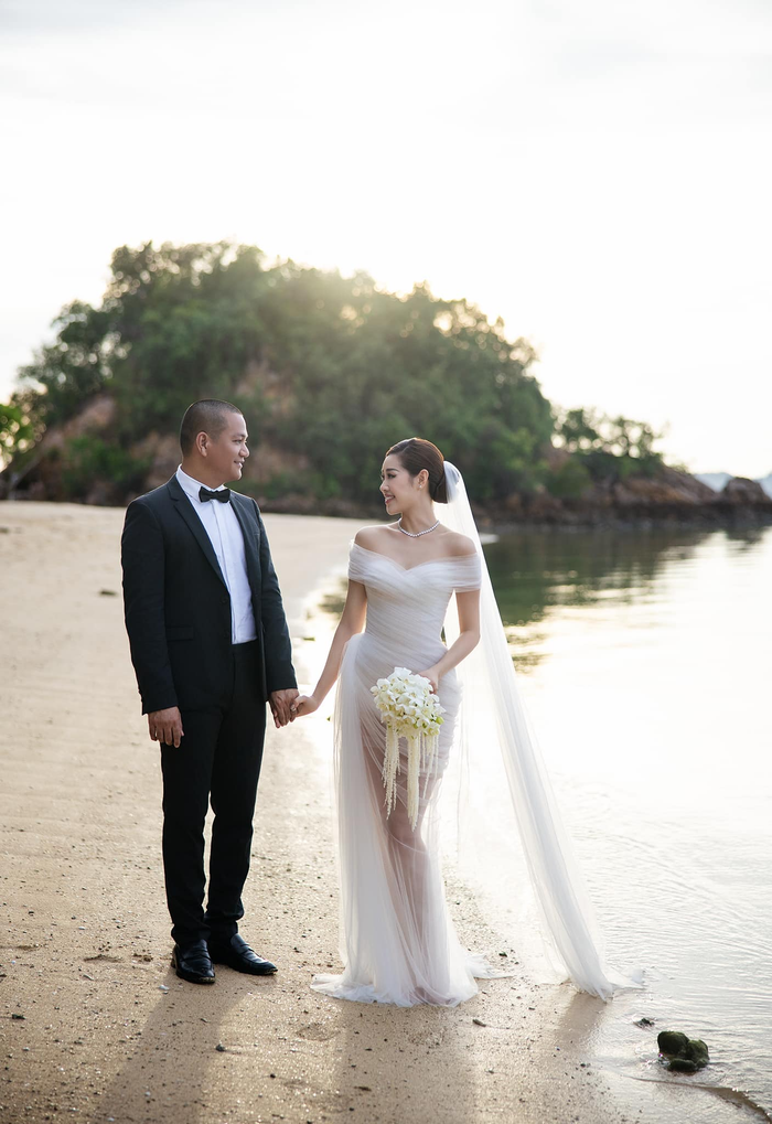 Hoa hậu Khánh Vân tìm thấy hạnh phúc bên ông xã hơn 17 tuổi. 