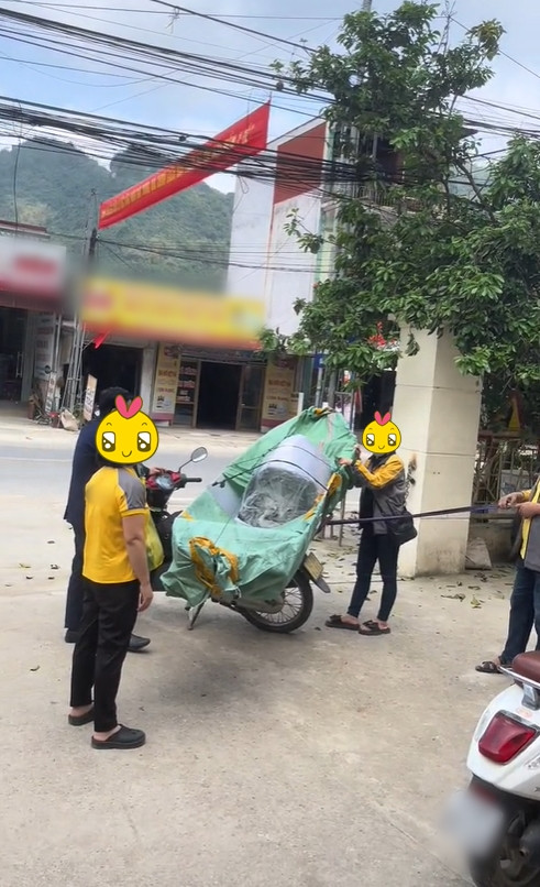 Đặt cả cái xuồng trên mạng, shipper vận chuyển bằng xe máy.