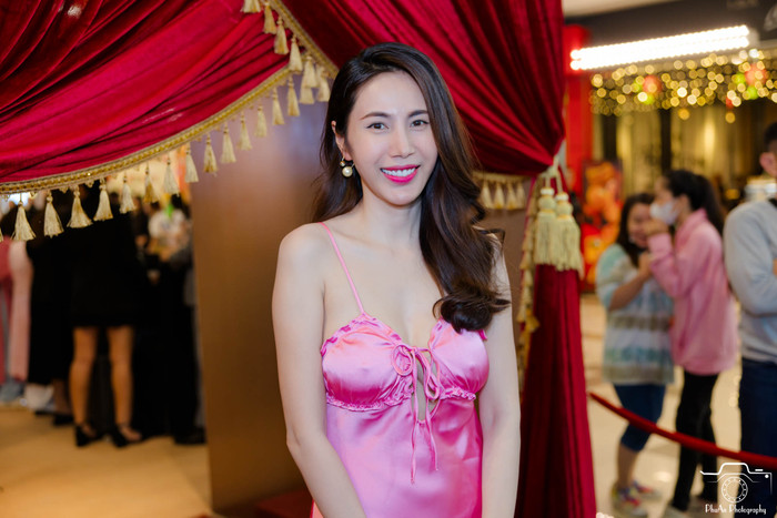 Thủy Tiên đi theo hướng lạc quẻ, khác biệt khi 'lăng xê' mốt váy ngủ gợi cảm. (Ảnh: Bui An)