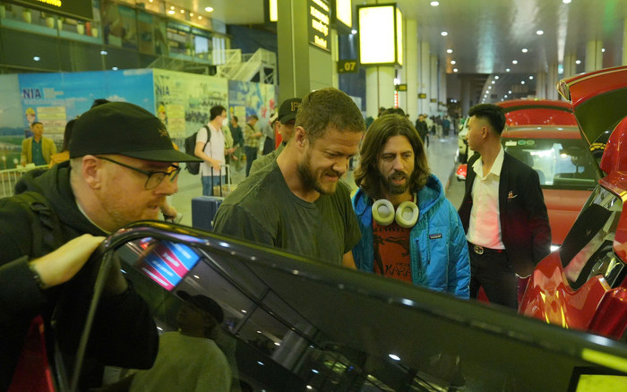 Huyền thoại Imagine Dragons 'đổ bộ' Việt Nam, độ thân thiện khiến fan thích thú Ảnh 2