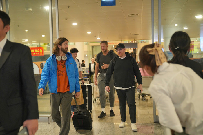 Wayne Sermon, Dan Reynolds và Ben McKee đầy năng lượng khi đáp chuyến bay đêm xuống sân bay Nội Bài vào tối qua.