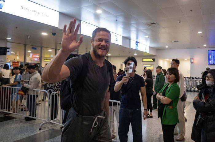 Dan Reynolds vẫy tay cực kỳ thân thiện với fan Việt Nam.