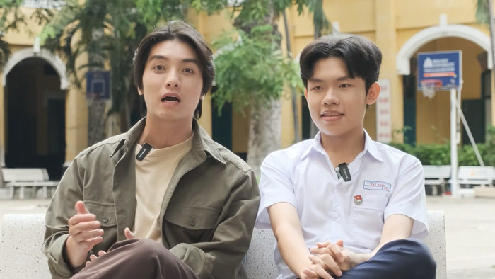 Ngọc Trai bên diễn viên trẻ vào vai Quý 'ròm' ở bản điện ảnh Kính Vạn Hoa.