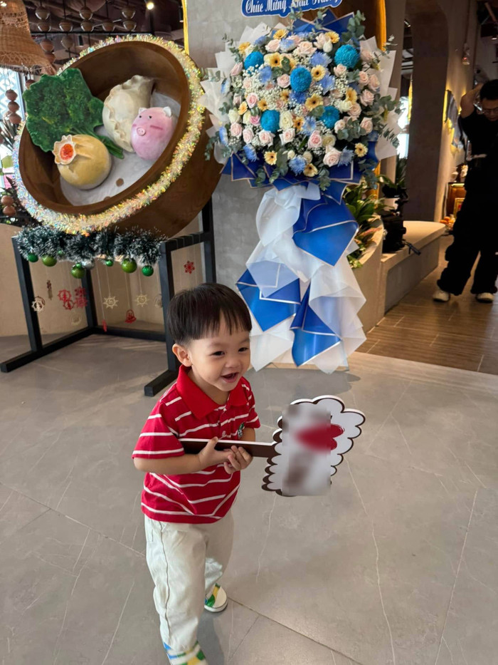 Cậu nhóc Sutin được mẹ khen 'được việc'. (Ảnh FBNV)