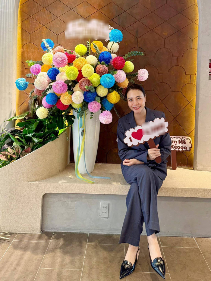 Cường Đô La gửi hoa chúc mừng Đàm Thu Trang. (Ảnh FBNV)