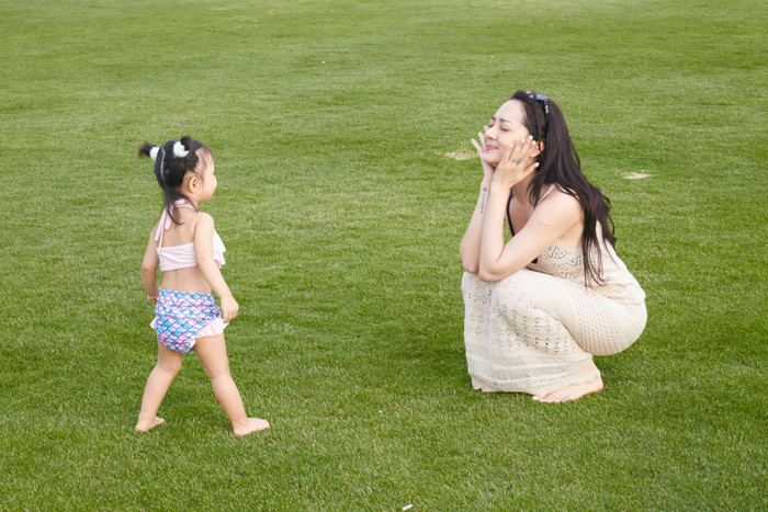 Dù lịch trình dày đặc nhưng Bảo Anh vẫn tranh thủ dành nhiều thời gian bên con. (Ảnh FBNV)