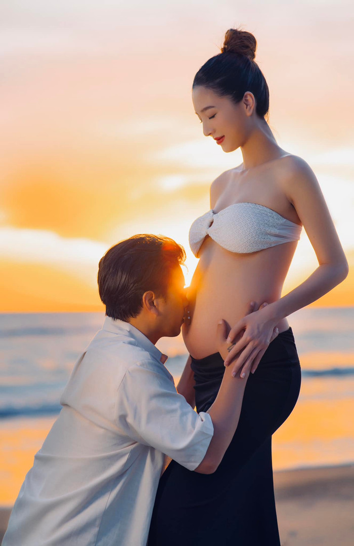 Hồ Quang Hiếu hạnh phúc bên vợ kém 17 tuổi. Cả hai sắp đón con đầu lòng chào đời. (Ảnh FBNV) 