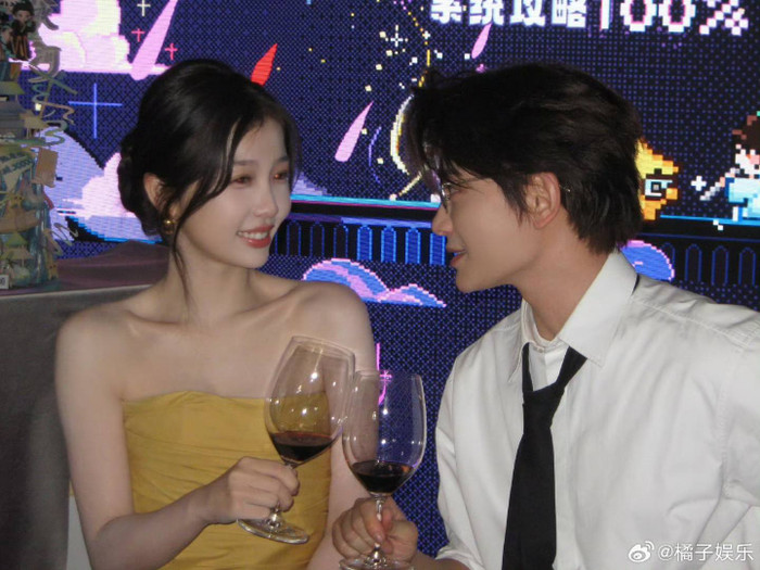 Đinh Vũ Hề và Ngu Thư Hân 'tình tứ'.