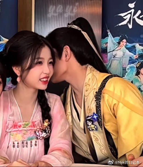 Móc khóa handmade của Ngu Thư Hân là do chính tay Đinh Vũ Hề làm tặng.