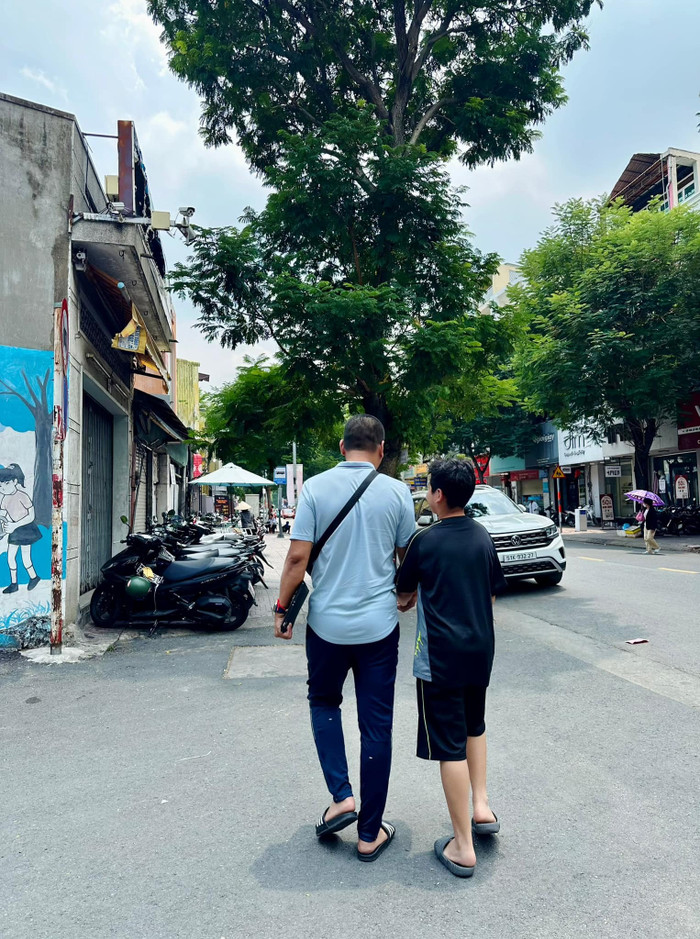 Câu bé Minh Khôi năm nay đã cao gần bằng ba Nguyễn Long. (Ảnh FBNV)