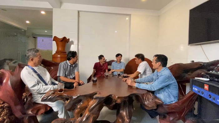 Gia đình và nghệ sĩ Thương Tín ghé thăm nhà nhạc sĩ Tô Hiếu.