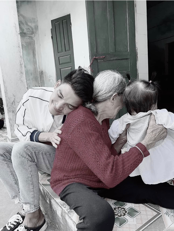 Mạc Văn Khoa chia sẻ khoảnh khắc bên người bà quá cố. (Ảnh: FBNV)