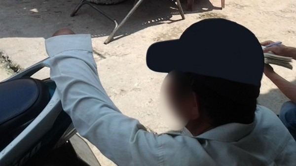 Người đàn ông buồn khi chứng kiến các con lườm nguýt mình,