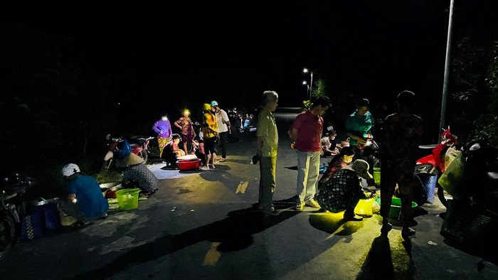 Chợ ma họp từ 3h sáng, lúc nào cũng tấp nập người tới. (Ảnh: Báo An Giang)