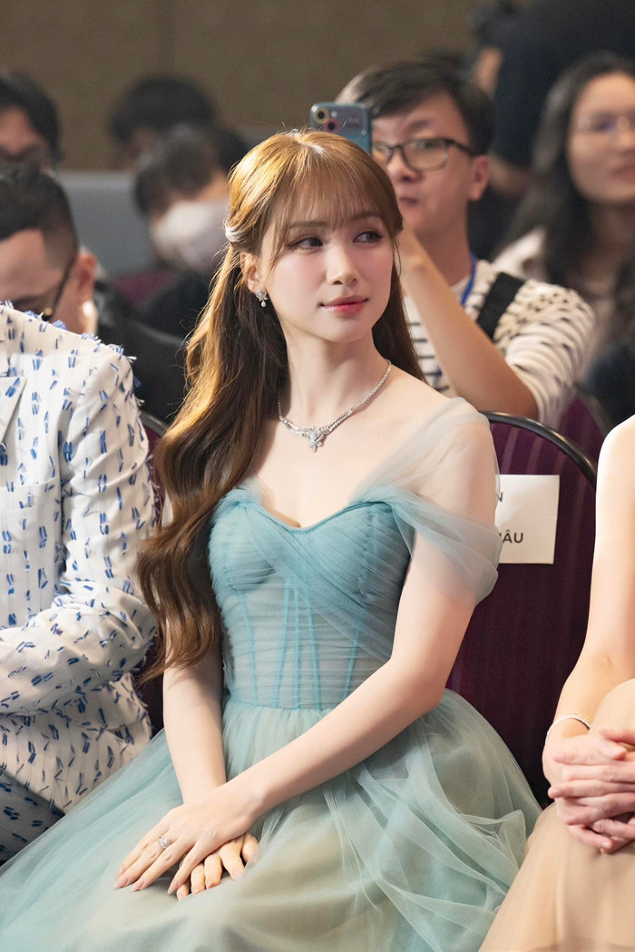 Hòa Minzy bị cho là nhận tiền để quảng cáo cho một bệnh viện ở Hà Nội nên mới chia sẻ bài viết 'khen lấy khen để' trên mạng xã hội (Ảnh: FBNV)