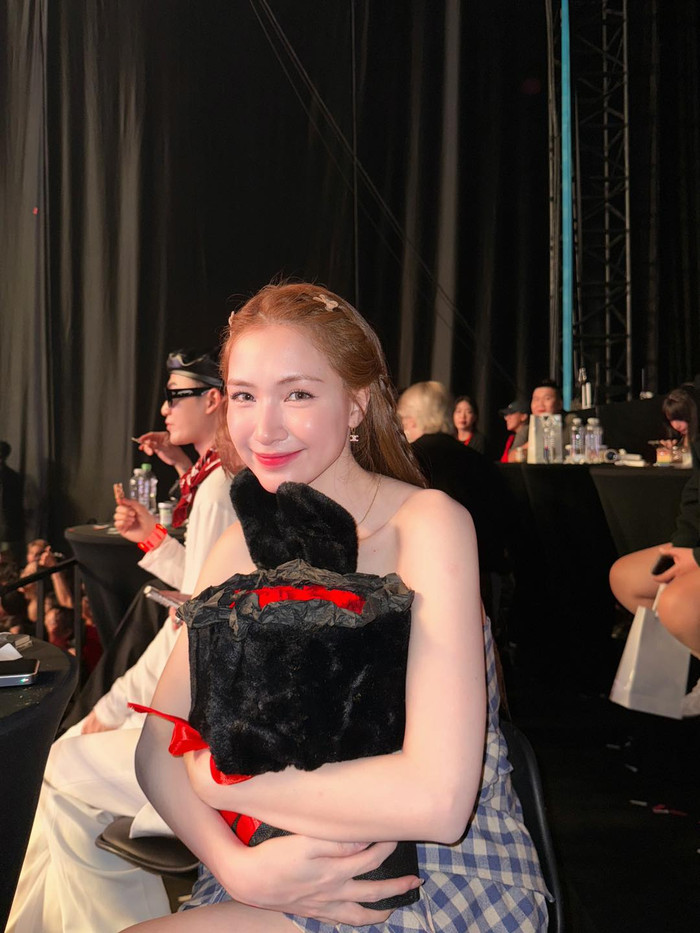 Hòa Minzy ngày càng thăng hạng về nhan sắc lẫn sự nghiệp sau chia tay. (Ảnh: FBNV)