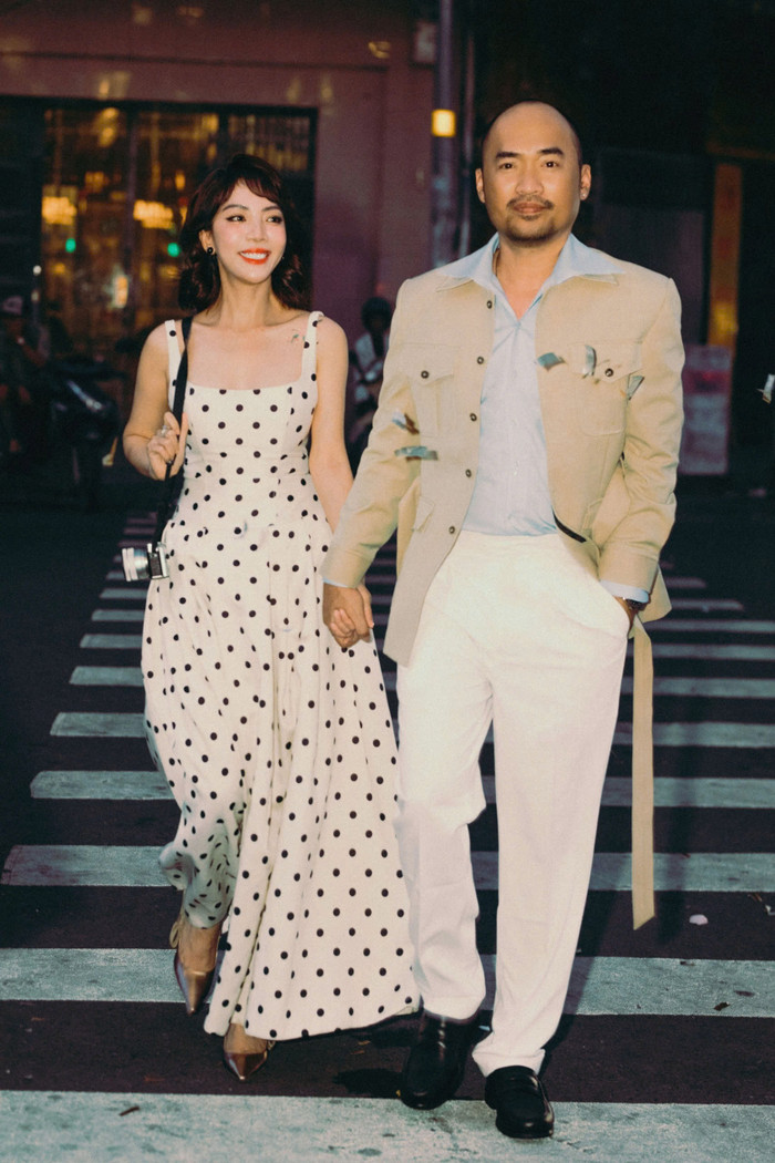 Thu Trang khoe hình thể nóng bỏng, công khai 'khóa môi' chồng yêu giữa phố Ảnh 1