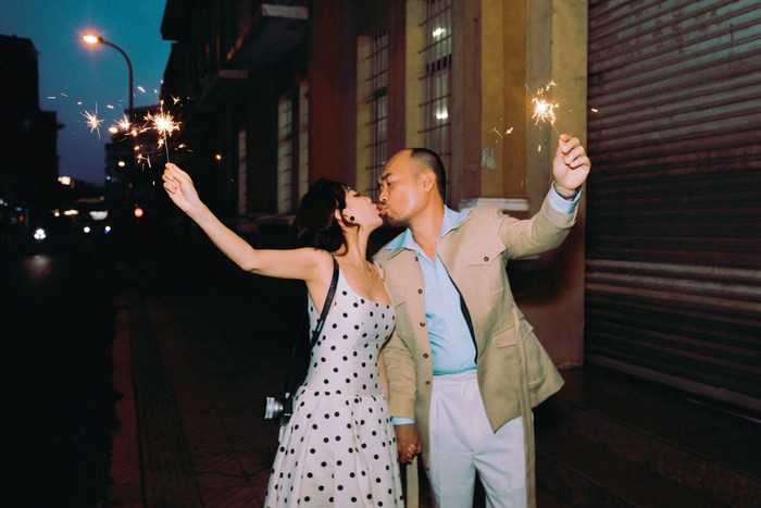 Khoảnh khắc cặp đôi 'khoá môi' giữa phố gây sốt.