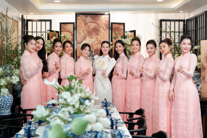 Sáng ngày 6/12, Hoa hậu Khánh Vân tổ chức lễ vu quy trong không gian ấm cúng với sự hiện diện của gia đình và bạn bè thân thiết. Khánh Vân dậy từ rất sớm để chuẩn bị, từ trang điểm, lựa chọn trang phục chỉn chu cho đến giám sát các khâu tổ chức buổi lễ.