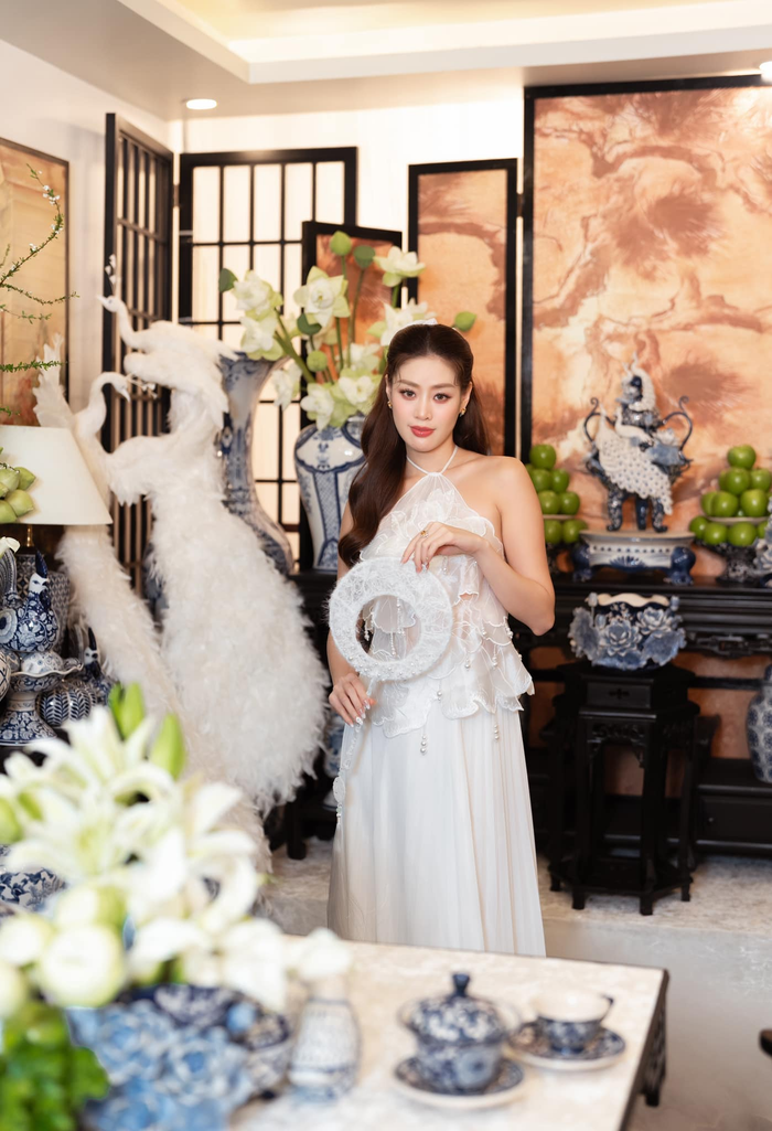 Lên xe về nhà chồng, Khánh Vân cho biết cảm xúc lẫn lộn, vừa hồi hộp, vừa hạnh phúc cho một hành trình mới trong cuộc đời. Sau lễ thành hôn, Khánh Vân và ông xã sẽ tổ chức tiệc cưới vào ngày 12/12 tại TP.HCM, quy tụ nhiều bạn bè gồm Hoa hậu, Á hậu, nghệ sĩ. 