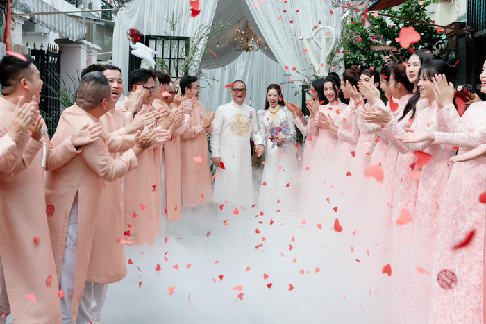 Cô dâu Khánh Vân chọn tông trang điểm màu hồng giúp tôn được vẻ đẹp trẻ trung, sắc sảo. Sau phần làm lễ và trao quà, chú rể thành công rước dâu, cả hai trao cho nhau nụ hôn ngọt ngào trong sự chứng kiến và chúc phúc của gia đình và bạn bè. 