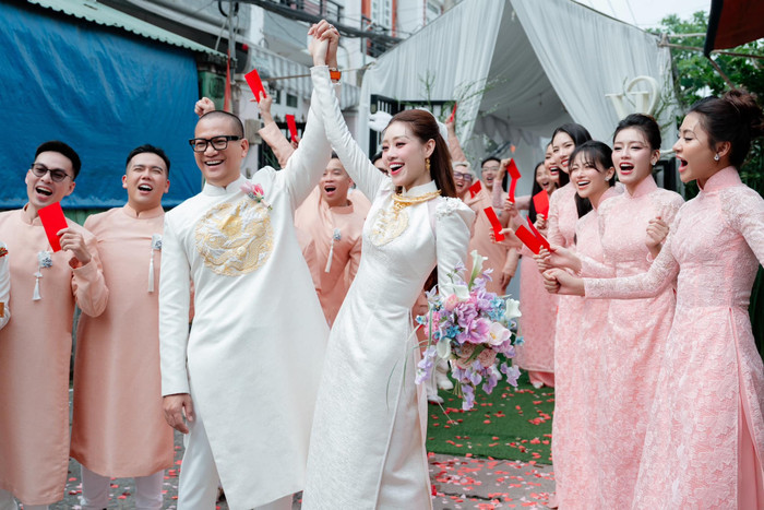 Trên thân áo cũng được đính kết những viên đá Sawaki cao cấp chạy viền đường nối ở cổ, tà và tay áo. Đặc biệt, hoa văn rồng phụng trên áo được thêu riêng và xử lý bằng kỹ thuật phối cườm tạo hiệu ứng 3D ấn tượng. Thiết kế áo dài tạo ra sự đơn giản, tinh khiết nhưng vẫn không kém phần sang trọng. 