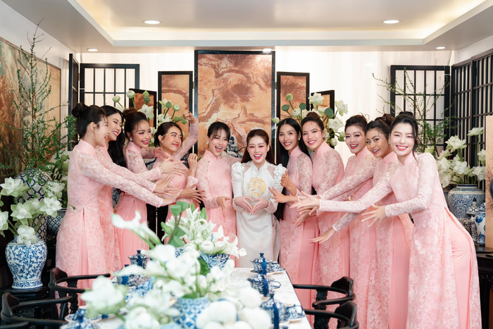 Dàn phù dâu tham gia lễ vu quy của cô dâu gồm những gương mặt đình đám như Hoa hậu Phương Khánh, Ngọc Châu, Đoàn Thiên Ân, Lê Hoàng Phương, Bùi Quỳnh Hoa, Xuân Hạnh, cùng Á hậu Lệ Hằng, Hoàng Thùy, Đặng Thanh Ngân, và Hoàng Nhung. Các cô gái có mặt tại nhà riêng của Khánh Vân từ sớm, khoác lên mình những bộ áo dài truyền thống, sẵn sàng đón tiếp đoàn nhà trai trong không khí vui tươi, trang trọng.