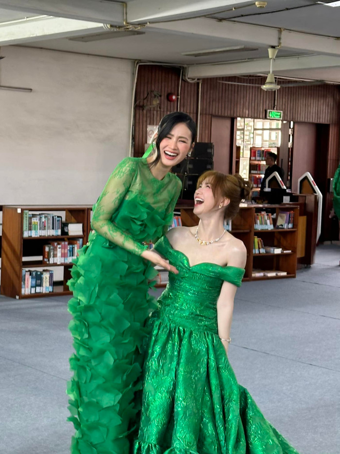 Hai chị em Ý Nhi và Hòa Minzy vui vẻ tại sự kiện. 