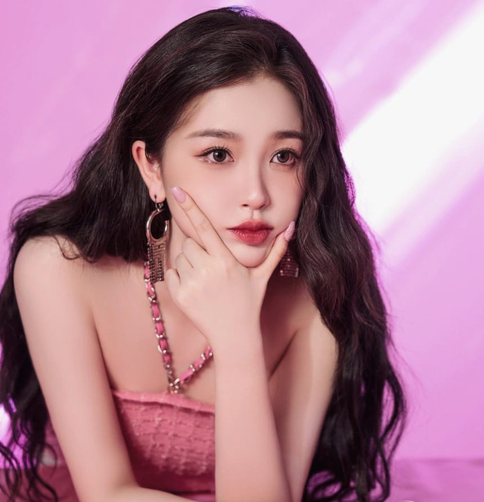 Ngu Thư Hân khiến cộng đồng mạng lo lắng khi đăng tải dòng trạng thái ủy khuất giữa đêm khuya. 