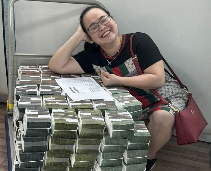 Chị Thanh và số tiền thưởng nhận được. Ảnh: báo Thanh niên.