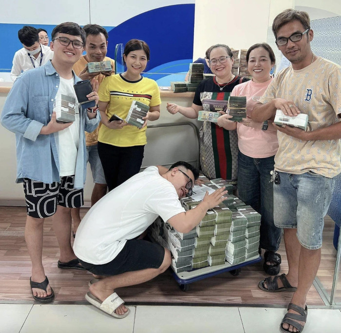 Gia đình 7 người vui vẻ đi nhận thưởng. Ảnh: báo Thanh niên.