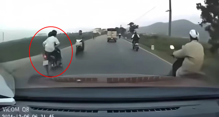 Hai nam sinh không đội nón bảo hiểm khi điều khiển xe máy.